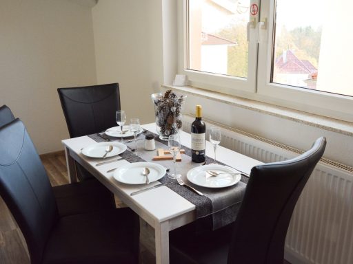 Essbereich gemeinsames Essen zu viert am großen Esstisch