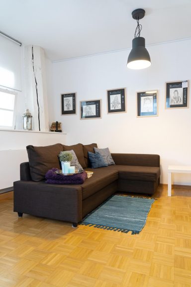 Wohnzimmer Sofa mit traditionellen Fasnachtsbildern