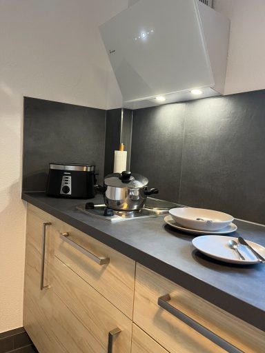 Küchenausstattung Küchenausstattung mit Herd, Töpfen, Geschirr, Toaster