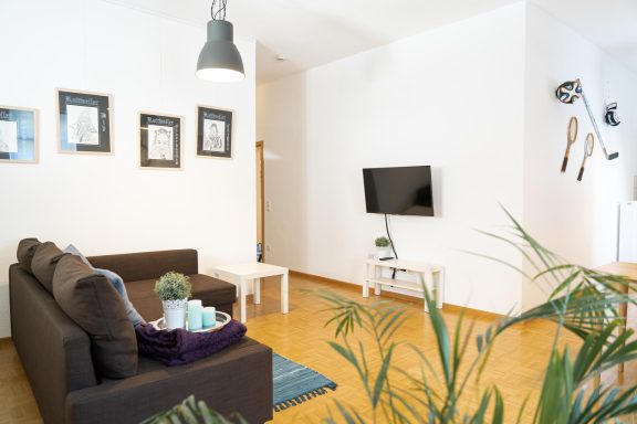 Wohnzimmer Sofa und Fernseher