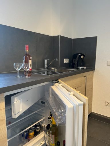 Küchenausstattung Küchenausstattung mit Kühlschrank, Gefrierfach, Spülbecken, Kaffeemaschine